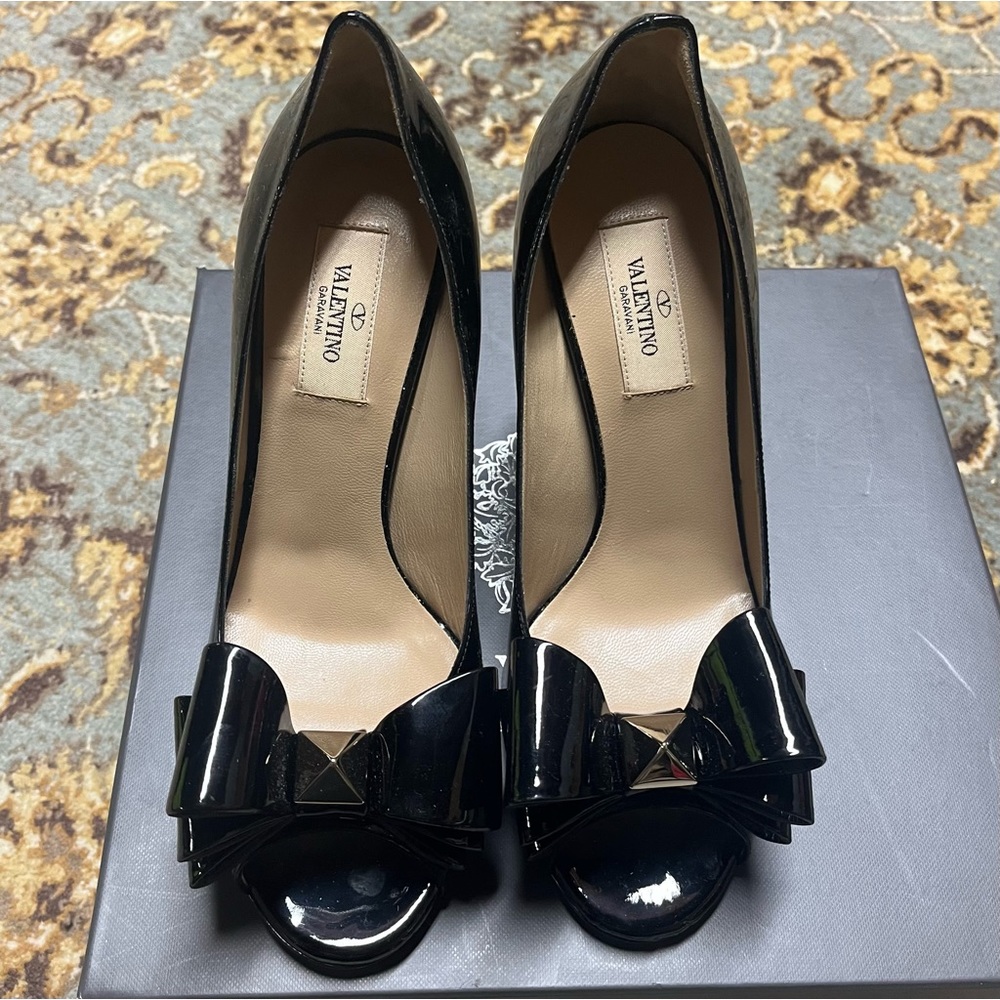 Valentino patent leather bow pumps peep toe